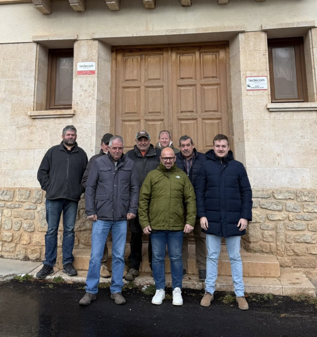 El candidato del PAR, Alberto Izquierdo, en su visita a Tramacastilla (Teruel).