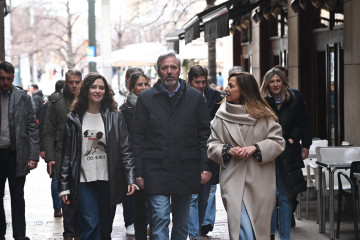 La presidenta de la Comunidad de Madrid, Isabel Díaz Ayuso (i), el presidente de Aragón y candidato a la reelección en Aragón, Jorge Azcón (c), y la alcaldesa de Zaragoza, Natalia Chueca (d), par