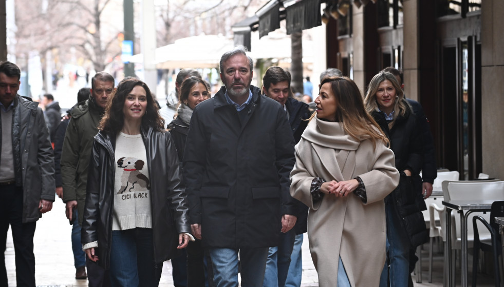 La presidenta de la Comunidad de Madrid, Isabel Díaz Ayuso (i), el presidente de Aragón y candidato a la reelección en Aragón, Jorge Azcón (c), y la alcaldesa de Zaragoza, Natalia Chueca (d), par
