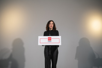 La  presidenta de la Comunidad de Madrid, Isabel Díaz Ayuso (d), interviene durante la apertura de la exposición Des-caradas. Mujeres históricas vistas con los ojos de hoy, a 15 de enero de 2026, e