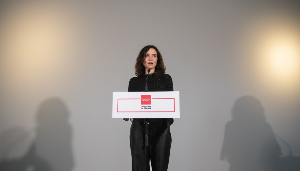 La  presidenta de la Comunidad de Madrid, Isabel Díaz Ayuso (d), interviene durante la apertura de la exposición Des-caradas. Mujeres históricas vistas con los ojos de hoy, a 15 de enero de 2026, e