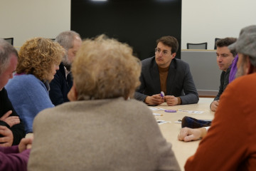 El candidato de CHA a la Presidencia de Aragón, Jorge Pueyo, este sábado durante una reunión en Pina de Ebro.