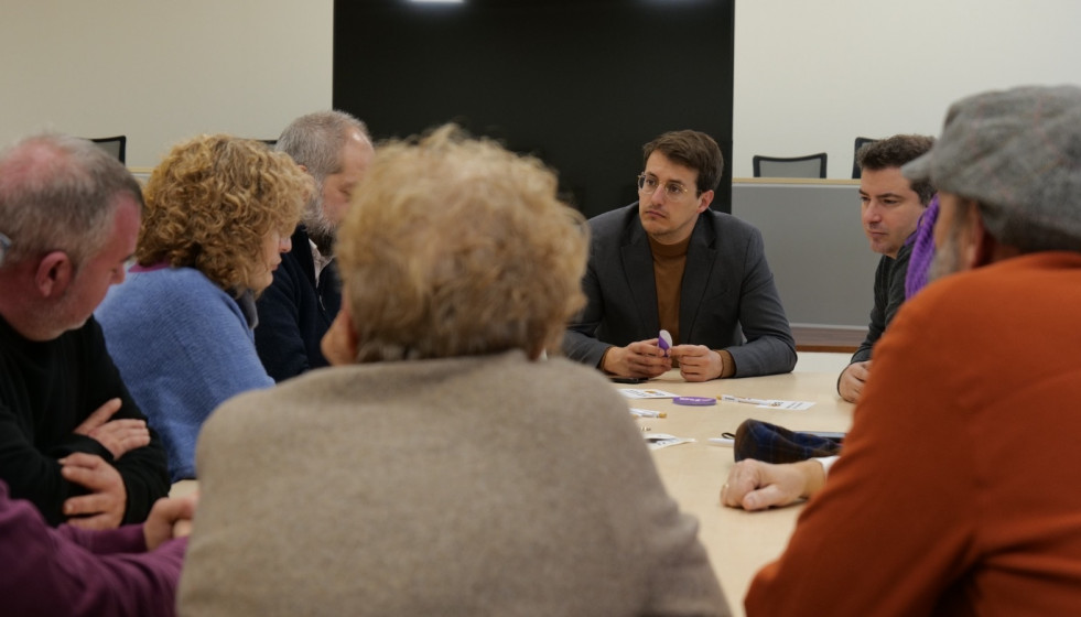 El candidato de CHA a la Presidencia de Aragón, Jorge Pueyo, este sábado durante una reunión en Pina de Ebro.