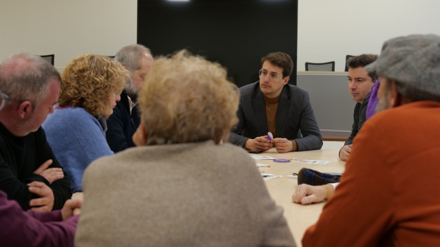 El candidato de CHA a la Presidencia de Aragón, Jorge Pueyo, este sábado durante una reunión en Pina de Ebro.