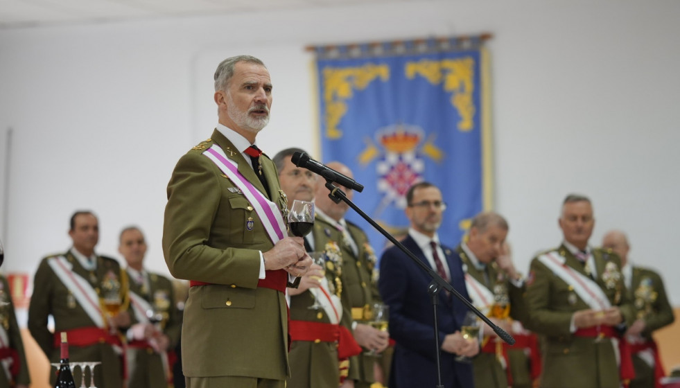 El Rey Felipe VI en el vino de honor tras presidir este sábado la jura de bandera de soldados en el Centro de Formación de Tropa de Cáceres