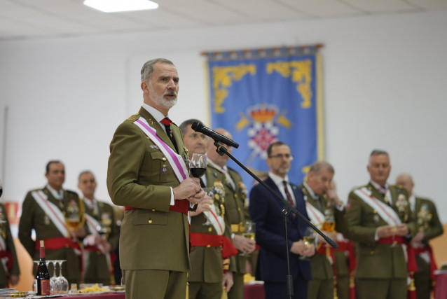 El Rey Felipe VI en el vino de honor tras presidir este sábado la jura de bandera de soldados en el Centro de Formación de Tropa de Cáceres