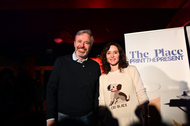 La presidenta de la Comunidad de Madrid y del Partido Popular de Madrid, Isabel Díaz Ayuso (d), y el presidente de Aragón y candidato a la reelección en las elecciones autonómicas de Aragón, Jorge Azcón (i), participan en un encuentro con jóvenes universi