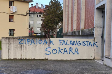 Pintadas amenazantes contra la Ertzaintza en Araia, en Álava-Araba