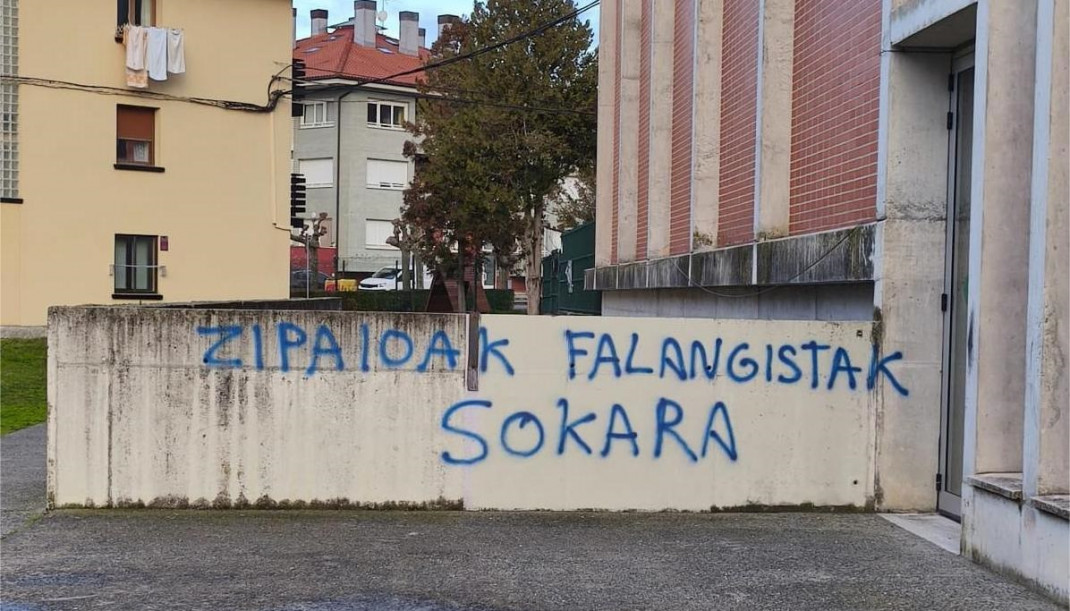 Pintadas amenazantes contra la Ertzaintza en Araia, en Álava-Araba