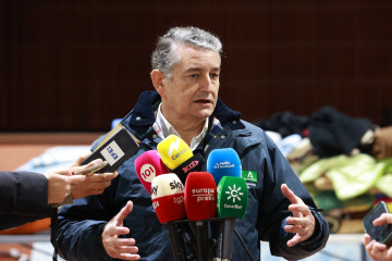 El consejero de Sanidad, Presidencia y Emergencias, Antonio Sanz, atiende a los medios desde la caseta municipal de Adamuz para actualizar datos en relación al accidente ferroviario ocurrido en la lo