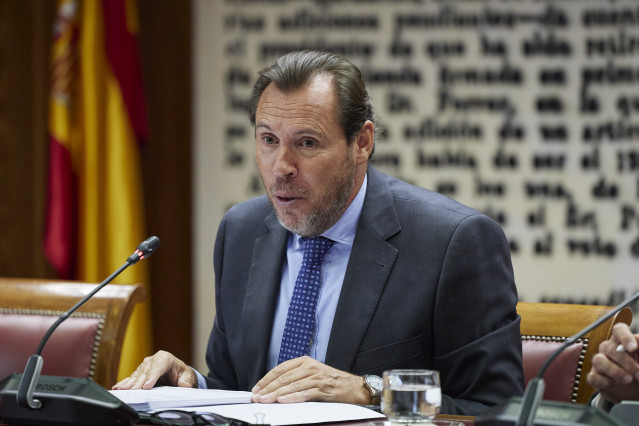 Archivo - El ministro de Transportes y Movilidad Sostenible, Óscar Puente, durante su comparecencia ante la Comisión de Transportes y Movilidad Sostenible del Senado para explicar los reiterados retrasos y múltiples incidencias en la red ferroviaria españ