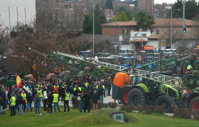 Decenas de agricultores y ganaderos con tractores se concentran frente a las Cortes de Castilla y León
