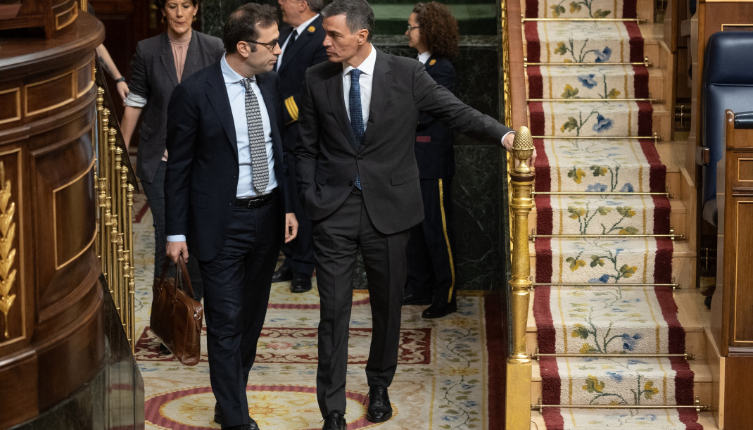 Archivo - El ministro de Economía, Carlos Cuerpo (i) y el presidente del Gobierno, Pedro Sánchez (d).