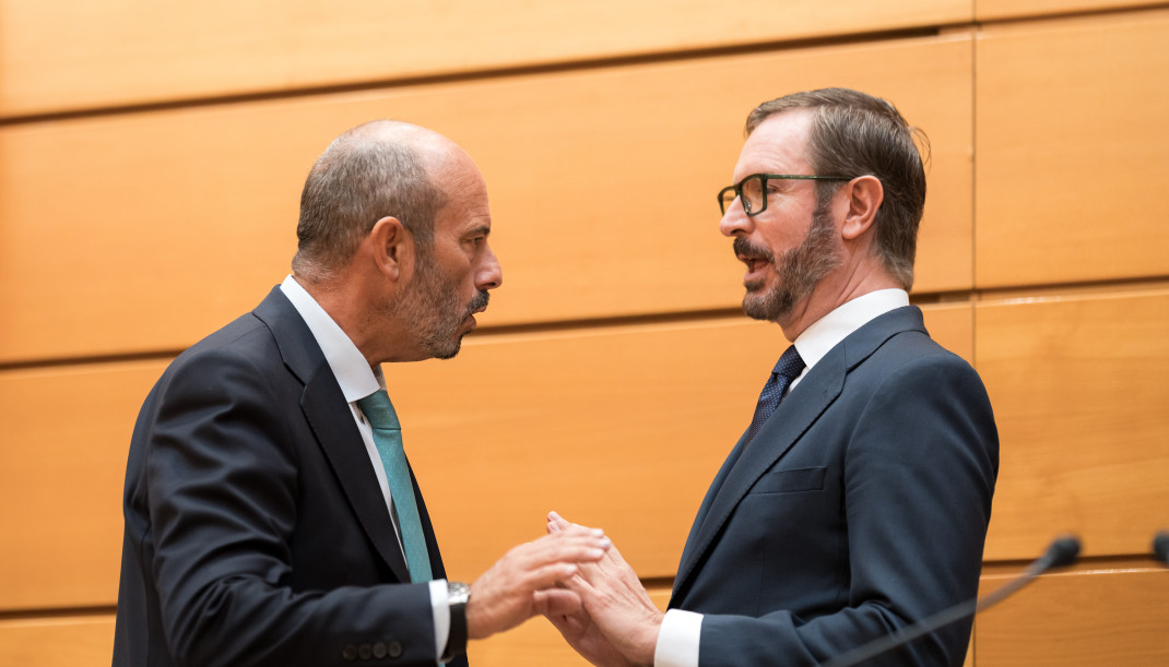 Archivo - El senador del PP Javier Maroto (d), y el presidente del Senado Pedro Rollán (i), durante un pleno en el Senado, a 17 de julio de 2025, en Madrid (España).