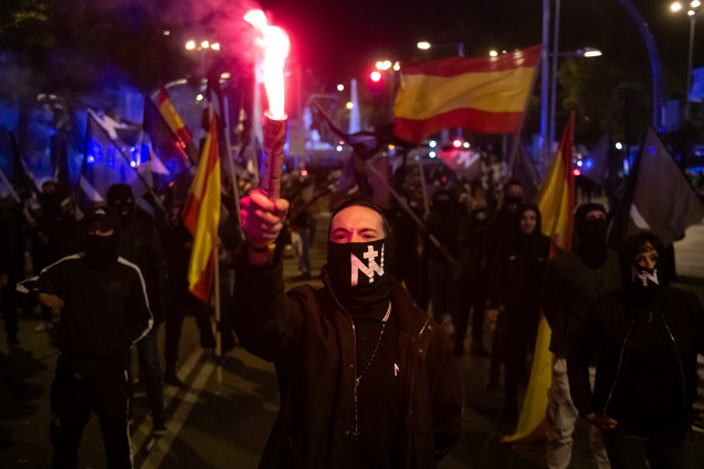 Archivo - Manifestación nacionalista, a 8 de noviembre de 2025, en Madrid (España). La marcha, convocada por Núcleo Nacional en el marco del Noviembre Nacional 2025, ha partido desde la Plaza de Murillo hasta el Congreso de los Diputados.