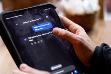 Archivo - Una persona prueba el asistente DeepSeek, a 29 de enero de 2025, en Madrid (España). El asistente DeepSeek llegó a App Store el pasado 11 de enero, y ha escalado para ocupar la primera pos