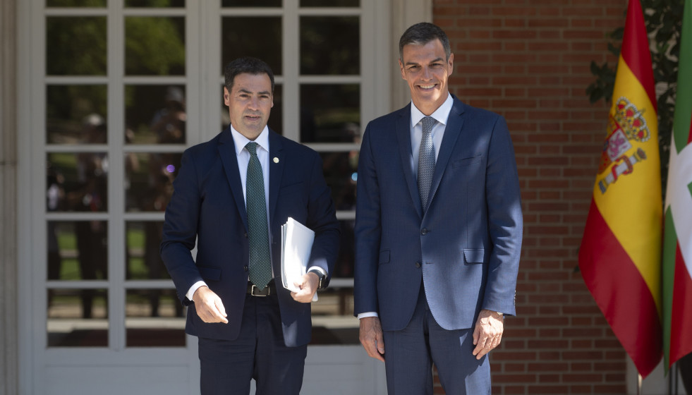Archivo - El lehendakari, Imanol Pradales (i), y el presidente del Gobierno, Pedro Sánchez (d), durante un encuentro en el Palacio de La Moncloa, a 15 de julio de 2025