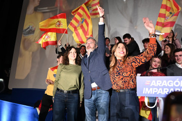 La presidenta de la Comunidad de Madrid, Isabel Díaz Ayuso (i), y el candidato del PP a la reelección a la Presidencia del Gobierno de Aragón, Jorge Azcón (c), y la alcaldesa de Zaragoza, Natalia 