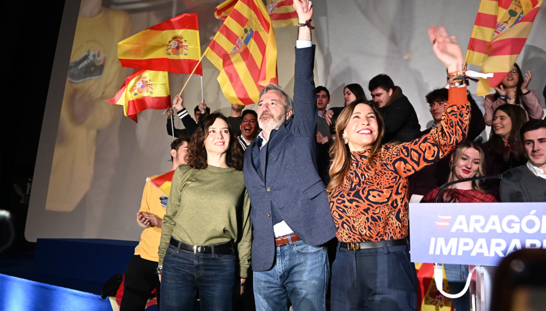 La presidenta de la Comunidad de Madrid, Isabel Díaz Ayuso (i), y el candidato del PP a la reelección a la Presidencia del Gobierno de Aragón, Jorge Azcón (c), y la alcaldesa de Zaragoza, Natalia 