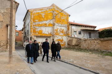 El candidato de Vox a la Presidencia de Aragón, Alejandro Nolasco, junto a la número 2  a las Cortes de Aragón por la provincia turolense, Aroha Rochela, este domingo durante su recorrido por las c