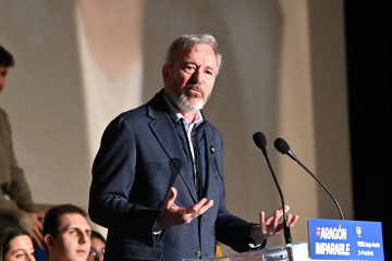 El candidato del PP a la reelección a la Presidencia del Gobierno de Aragón, Jorge Azcón, interviene en un acto de campaña electoral, en el Cine Palafox de Zaragoza.