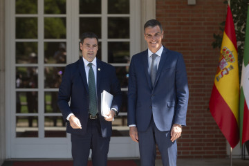 Archivo - El lehendakari, Imanol Pradales (i), y el presidente del Gobierno, Pedro Sánchez (d), durante un encuentro en el Palacio de La Moncloa, a 15 de julio de 2025