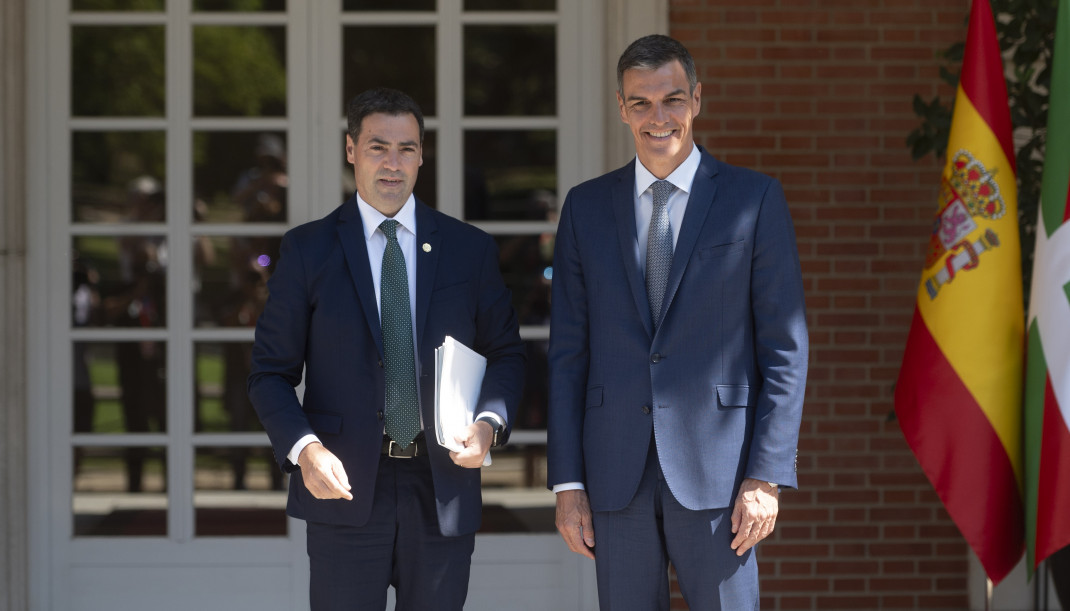 Archivo - El lehendakari, Imanol Pradales (i), y el presidente del Gobierno, Pedro Sánchez (d), durante un encuentro en el Palacio de La Moncloa, a 15 de julio de 2025