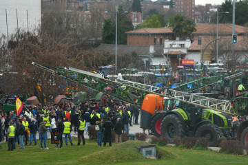 Decenas de agricultores y ganaderos con tractores se concentran frente a las Cortes de Castilla y León