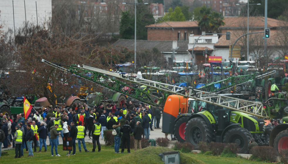 Decenas de agricultores y ganaderos con tractores se concentran frente a las Cortes de Castilla y León