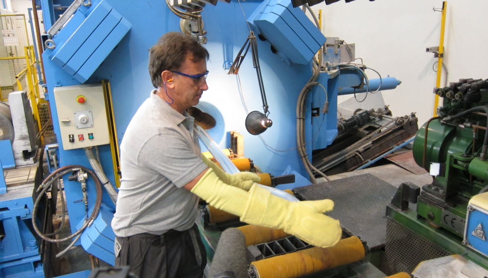 Archivo - Operario industrial