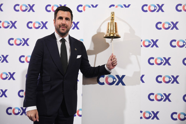Archivo - El CEO de Cox, Enrique Riquelme, toca la campana durante la ceremonia de salida a Bolsa de Cox, en el Palacio de la Bolsa de Madrid, a 15 de noviembre de 2024, en Madrid (España). El grupo de infraestructuras energéticas y de tratamiento de agua