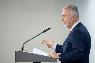 Archivo - El ministro de Política Territorial y Memoria Democrática, Ángel Víctor Torres, ofrece una rueda de prensa, en el Palacio de La Moncloa, a 17 de diciembre de 2025, en Madrid (España).