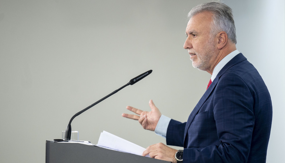 Archivo - El ministro de Política Territorial y Memoria Democrática, Ángel Víctor Torres, ofrece una rueda de prensa, en el Palacio de La Moncloa, a 17 de diciembre de 2025, en Madrid (España).