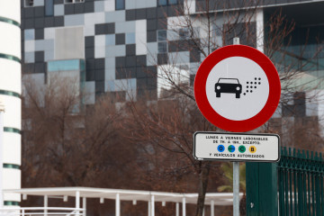 Señal de prohibición de circulación en Zona de Bajas Emisiones (ZBE)