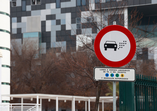 Señal de prohibición de circulación en Zona de Bajas Emisiones (ZBE)