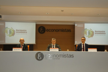 Salvador Marín, Miguel Ángel Vázquez Tain y Carlos Alonso de Linaje durante la presentación del 'Barómetro Económico' del segundo semestre de 2025.