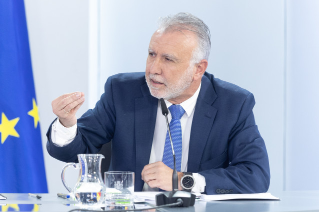 Archivo - El ministro de Política Territorial y Memoria Democrática, Ángel Víctor Torres, durante una rueda de prensaa la rueda de prensa tras la reunión del Consejo de Ministros, en el Palacio de La Moncloa, a 18 de noviembre de 2025, en Madrid (España).