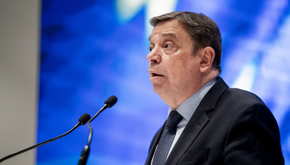 Archivo - El ministro de Agricultura, Pesca y Alimentación, Luis Planas, durante una rueda de prensa para informar sobre la aplicación en España de las medidas acordadas en el último Consejo de Mi