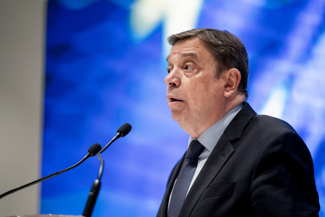 Archivo - El ministro de Agricultura, Pesca y Alimentación, Luis Planas, durante una rueda de prensa para informar sobre la aplicación en España de las medidas acordadas en el último Consejo de Ministros de Agricultura de la Unión Europea (UE), en la sede
