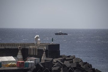 Archivo - Llegada de un cayuco al puerto de La Restinga, en El Hierro, Canarias