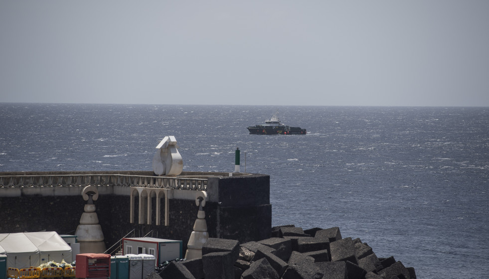 Archivo - Llegada de un cayuco al puerto de La Restinga, en El Hierro, Canarias