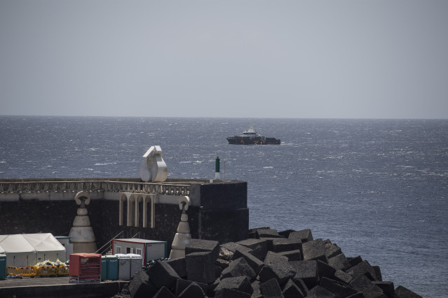 Archivo - Llegada de un cayuco al puerto de La Restinga, en El Hierro, Canarias