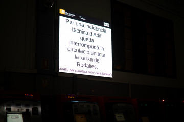 Pantalla en la estación de Fabra i Puig (Barcelona) donde informa del corte en el servicio de Rodalies de este lunes
