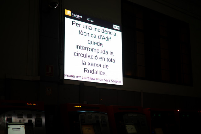 Pantalla en la estación de Fabra i Puig (Barcelona) donde informa del corte en el servicio de Rodalies de este lunes