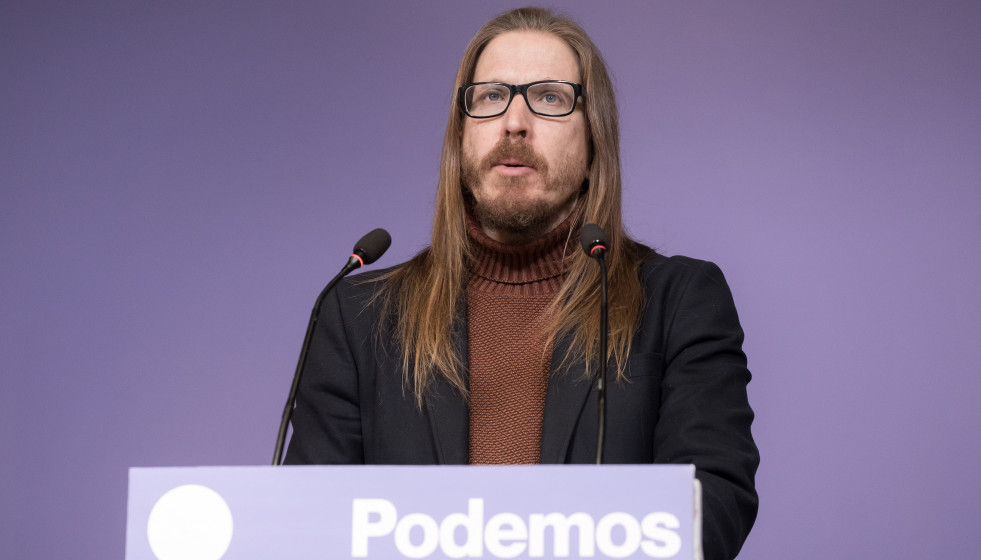 Archivo - El secretario de organización y portavoz de Podemos, Pablo Fernández, ofrece una rueda de prensa en la sede de Podemos, a 22 de diciembre de 2025, en Madrid (España). Podemos e IU han log