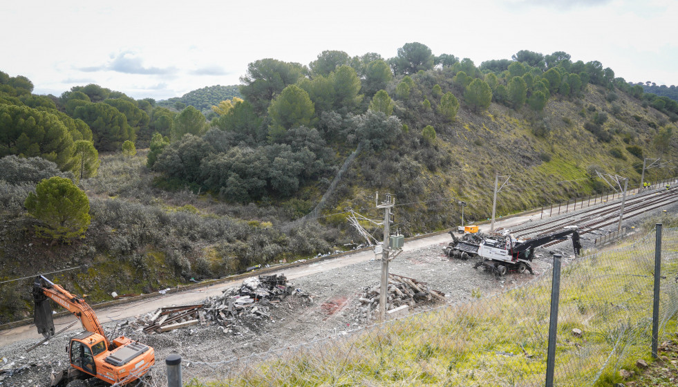 Trabajos de limpieza en las vías, seis días después del siniestro ferroviario ocurrido en Adamuz.
