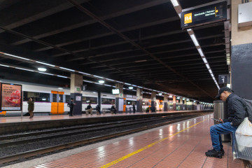 Andén en la Estación de Fabra i Puig, a 26 de enero de 2026, en Barcelona, Catalunya (España). Renfe informaba a primera hora que se suspendía el servicio de Rodalies por incidencia en el centro d