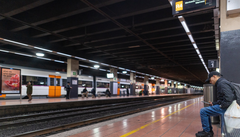 Andén en la Estación de Fabra i Puig, a 26 de enero de 2026, en Barcelona, Catalunya (España). Renfe informaba a primera hora que se suspendía el servicio de Rodalies por incidencia en el centro d
