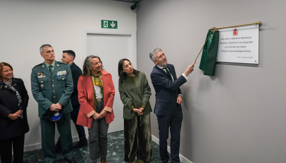 Archivo - El ministro del Interior, Fernando Grande-Marlaska, acompañado por la directora general de la Guardia Civil, Mercedes González, en la inauguración de las nuevas instalaciones de la Interv
