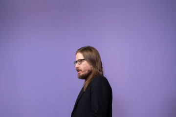 Archivo - El secretario de organización y portavoz de Podemos, Pablo Fernández, ofrece una rueda de prensa en la sede de Podemos, a 22 de diciembre de 2025, en Madrid (España). Podemos e IU han log